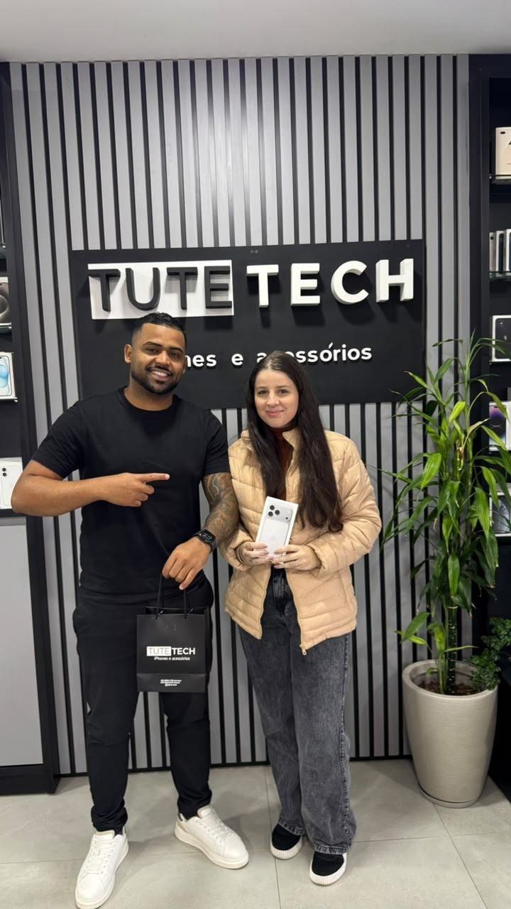 Cliente de jaqueta clara com o iPhone novo, ao lado do consultor