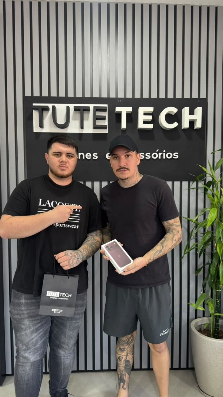 Clientes com a sacola da loja e a caixa do iPhone novo