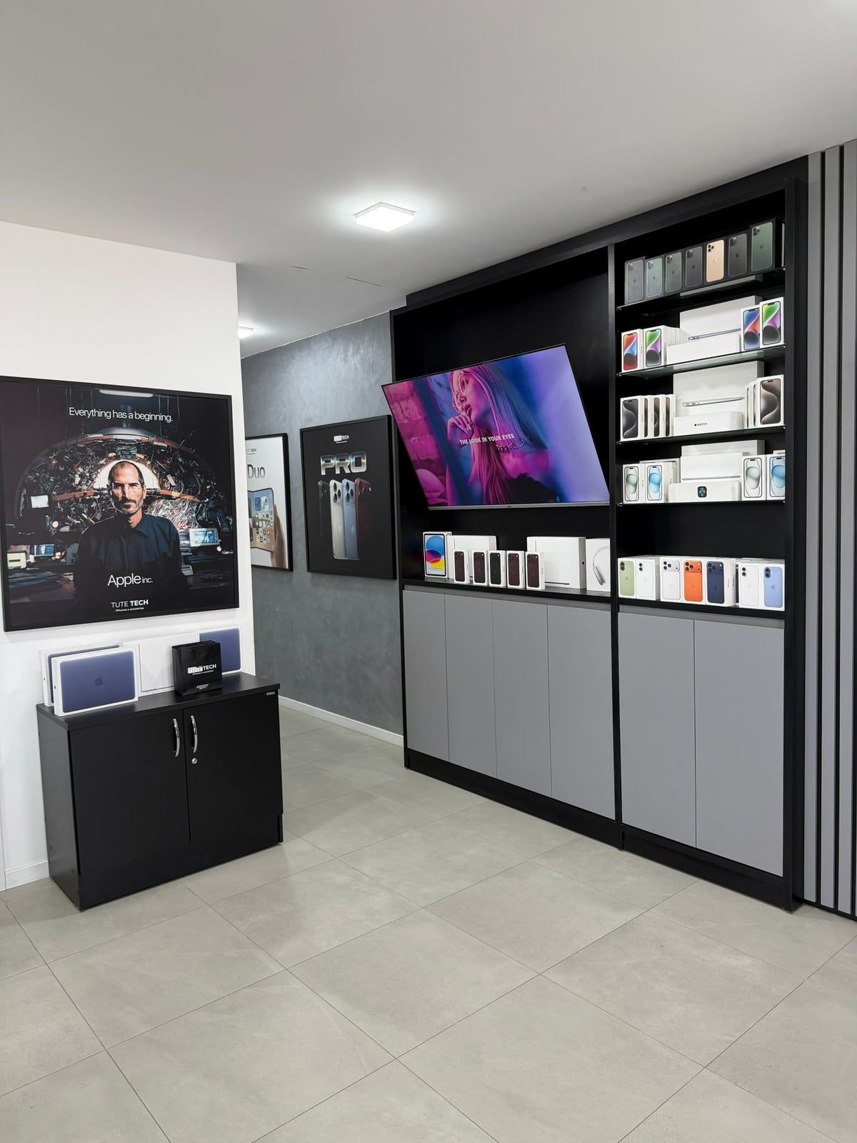 Vitrines com caixas de produtos, TV e balcão da loja